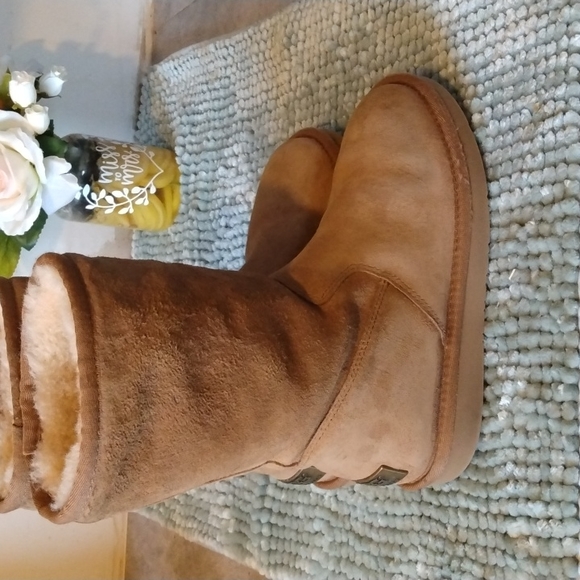 UGG Shoes - UGG  BOOTS  SIZE 5  ver fotos. Caja 2